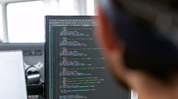 Ponad 12 milionów programistów korzysta z JavaScript. Coraz popularniejszy Python