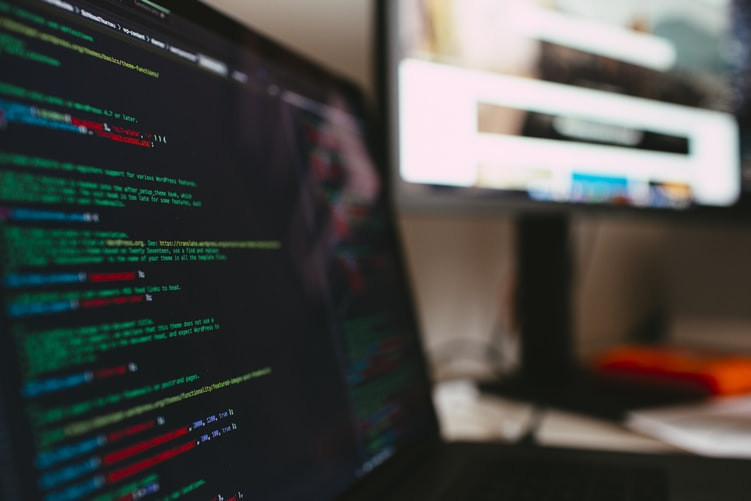 Raport Stack Overflow 2021: Java Script dziewiąty rok z rzędu najczęściej używanym językiem