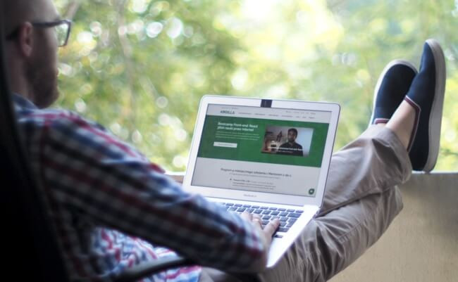 webinar praca zdalna - pracowanie przez Internet przed komputerem - otwarta strona Kodilla